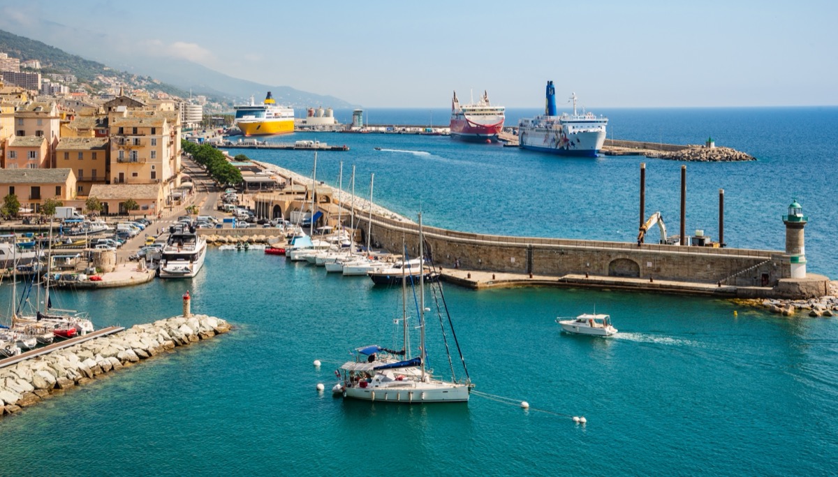 Ferry dans le port d’Ajaccio