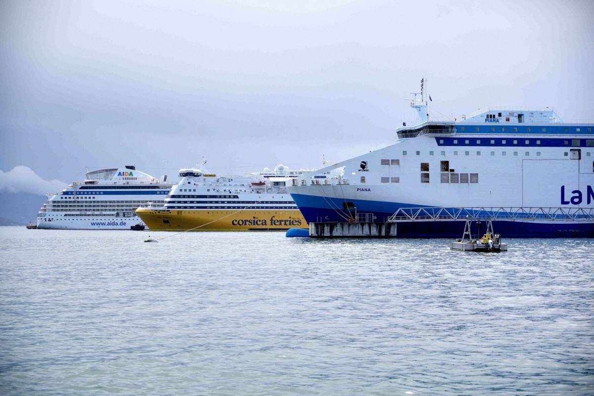 Ferry jaune de Corsica Ferries dans le port de Toulon