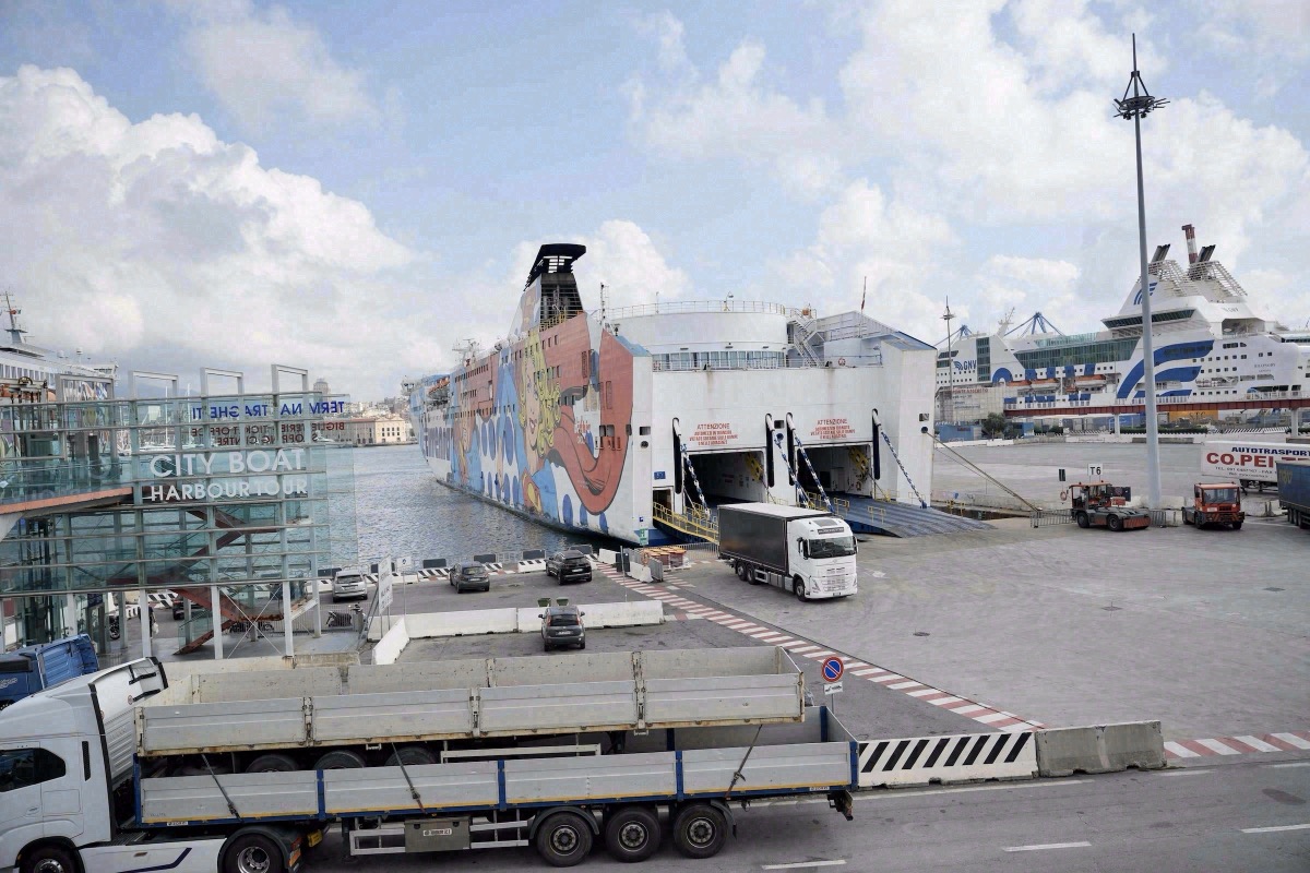 Port de Gênes avec des ferries à quai